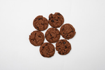 chocolate chip cookies arranged in a circle