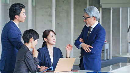 Poster - 会議するビジネスパーソンのグループ