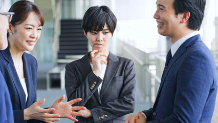 Poster - グループの中で一人で悩む女性ビジネスパーソン