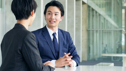 Poster - オフィスで会話するビジネスパーソン
