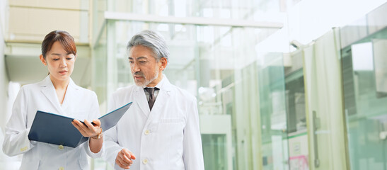 Aufkleber - 施設を歩きながら話す白衣の男女　医師　研究者