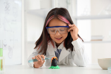 Canvas Print - Cute little girl conducting chemistry experiment in science classroom