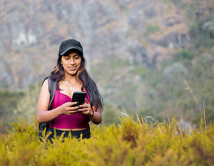 Wall Mural - Atractiva joven turista con short  responde a videollamadas al aire libre, chica inteligente se comunica con entusiasmo en conferencia en línea al aire libre,  turista hablando de grabar contenido