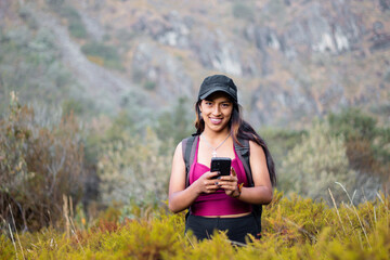 Atractiva joven turista con short  responde a videollamadas al aire libre, chica inteligente se comunica con entusiasmo en conferencia en línea al aire libre,  turista hablando de grabar contenido