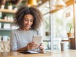 © Dudarte - Mulher de negócios multitarefa: equilibra a gestão da loja física com o mundo online através do celular. A imagem transmite dinamismo, eficiência e a nova era do varejo