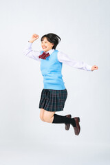 Poster - ジャンプする制服を着た女子学生の全身写真