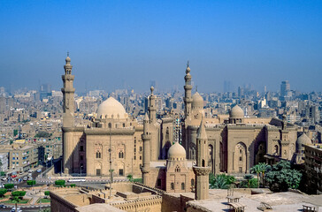 Gescantes historisches Farbfoto der ar-Rifa'i-Moschee und der Sultan-Hasan-Moschee, Kairo, Ägypten