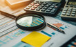 © zchris22 - Lente di ingrandimento con calcolatrice. Finanza. Calcoli. Investimenti