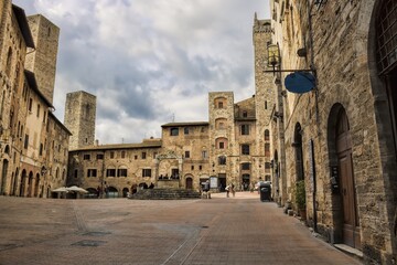 Sticker - san gimignano, italien - 07.02.2024 - alte häuser und geschlechtertürme an der piazza della cisterna