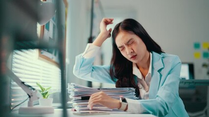 Aufkleber - asian businesswoman is getting increasingly frustrated while working at her desk. she consults her s