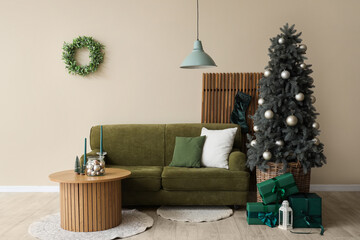 Canvas Print - Interior of living room with green sofa, Christmas tree and gift boxes