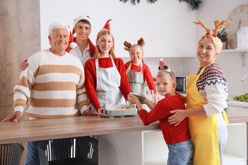 Canvas Print - Big family setting table in kitchen on Christmas eve