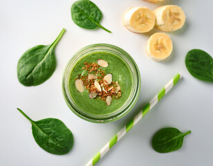 Batido verde de espinacas, plátano, yogur y un toque de miel