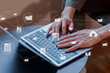 © Metro Hopper - ビジネスとネットワーク、クラウド、DX、IT、パソコンでタイピングするビジネスウーマン