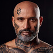 © theshooter - Hombre guerrero calvo con tatuajes