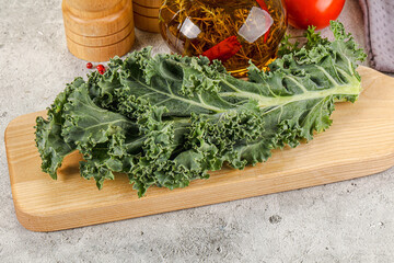 Canvas Print - Green Kale cabbage leaves ocer board