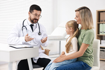 Poster - Doctor consulting little girl and her mother in hospital