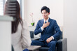 © maroke - 笑顔で得意先と商談をする営業マン