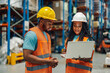 © Zamrznuti tonovi - Warehouse workers using laptop checking inventory in logistics center