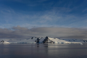 Wall Mural - Antarctic landscape with glacier and mountains 