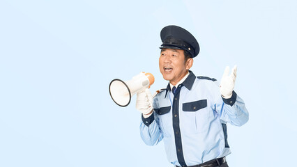 Leinwandbilder - 拡声器を使って誘導する男性警備員