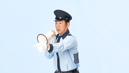 Fototapete - 拡声器を使って誘導する男性警備員