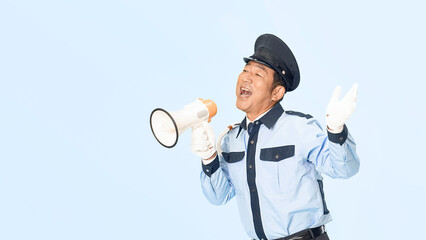 Leinwandbilder - 拡声器を使って誘導する男性警備員