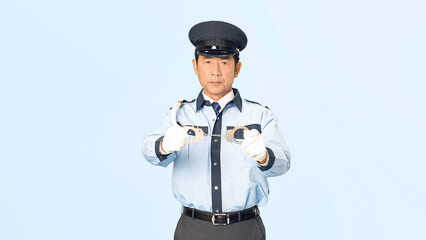 Poster - 手錠を見せる男性警察官