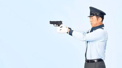 Fototapete - ピストルを構える男性警察官