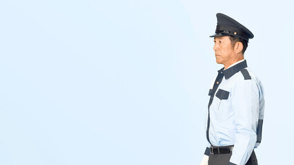 Poster - 横向きに立つ男性警備員