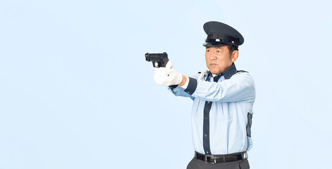 Fototapete - ピストルを構える男性警察官
