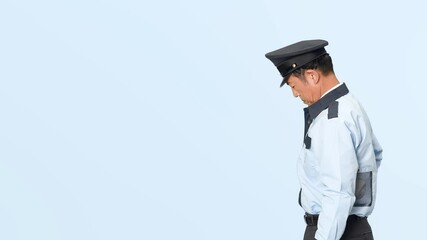 Poster - 横向きに立つ男性警備員