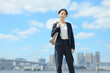 © Peak River - スーツ姿のビジネスウーマン