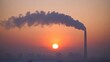 © Business Image - Industrielle Verschmutzung bei Sonnenaufgang: Emissionen aus den Schornsteinen chemischer Fabriken