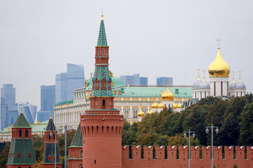 Wall Mural - View to Moscow Kremlin and skyscrapers of Moscow city business centre at autumn