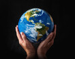 © theshooter - El planeta está en tus manos, la bola del mundo elevada hacia arriba entre las manos