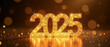 © Cedric - glänzende goldene Ziffern 2025 mit funkeltenden Lichtern auf einem verschwommenen Hintergrund für Neujahrsfeier