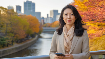 秋の川辺で未来を見つめるビジネスウーマン