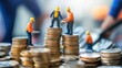 © David Martínez - Figuras de trabajadores de construcción apilando monedas, simbolizando el trabajo en equipo, la inversión y la acumulación de riqueza
