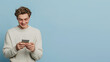 © INHYE GAL - man texting on cell phone