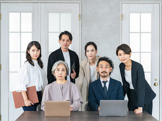 Poster - オフィスに集まる幅広い世代のビジネスパーソンのチーム