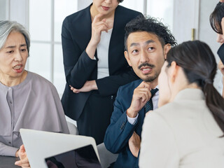 Aufkleber - オフィスで議論する幅広い世代のビジネスパーソンのチーム