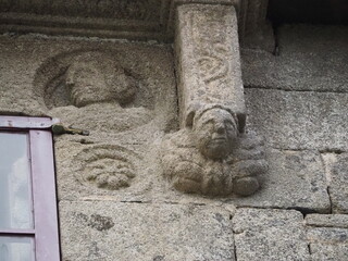 detalles de gravados en los muros del museo etnográfico medieval de san paio de narla, dos rostros, columna, círculo con vegetal, lugo, galicia, españa, europa 