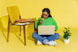 © Sergey Narevskih/Stocksy - Woman eating pizza while working on laptop in bright room