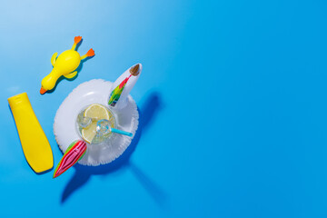 Poster - A vibrant summer vacation scene with floating flamingo with cocktail