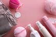 © Daniel Sawyer - productos de higiene femenina sobre fondo rosa, concepto de cuidado femenino, mujeres saludables
