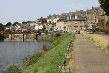 La rivière Oust dans la ville, aussi canal de Nantes à Brest dans Josselin, village de Josselin, département du Morbihan, Bretagne, France