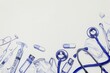 © Rawpixel.com - Vintage drawing stethoscopes and medicines sketch blue illustrated.