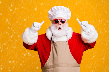 Canvas Print - Photo of amazed santa claus point index finger chef hat christmas x-mas holly jolly meal preparation wear sunglass apron isolated over bright shine color background