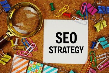 Aufkleber - Seo Strategy text on paper card with magnifying glass and stationery on cork board background